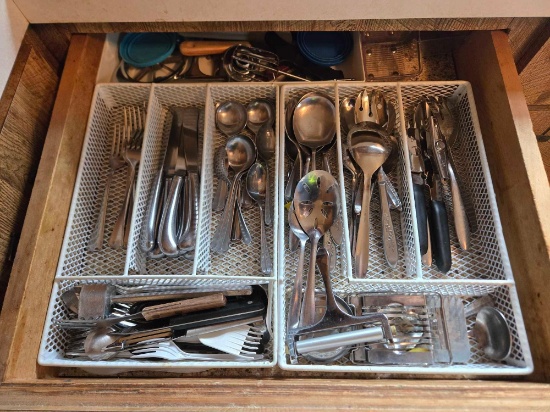 Bottom kitchen cabinet contents