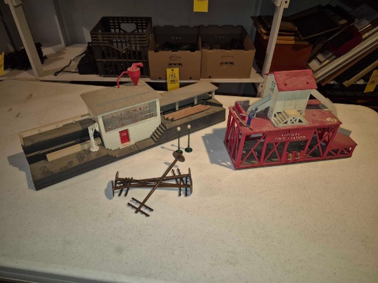 Lionel 464 Saw Mill & 352 Icing Station - Damaged