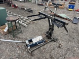 Hydraulic jack and a lawn tractor jack