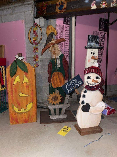 Wood Holiday Decor / Figurines