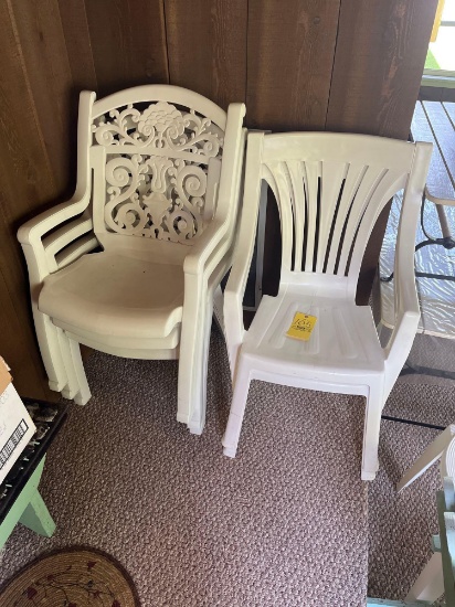 5 plastic patio chairs