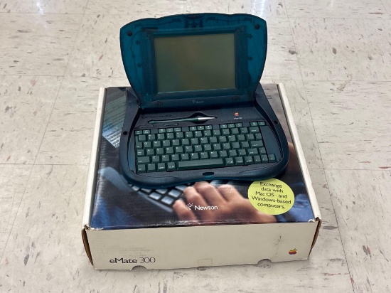 Apple eMate 300 mobile computer - room 1202