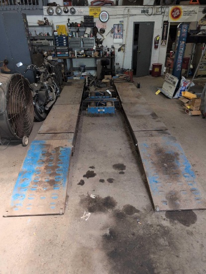Hunter Model RX alignment rack, with turn tables and control unit