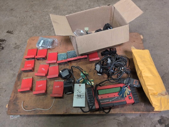 Snap-On MT2500 diagnostic scanner and accessories