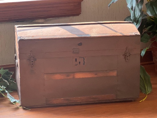 Vintage Trunk - top is not attached