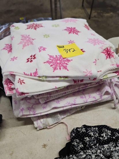Lady's sleepware