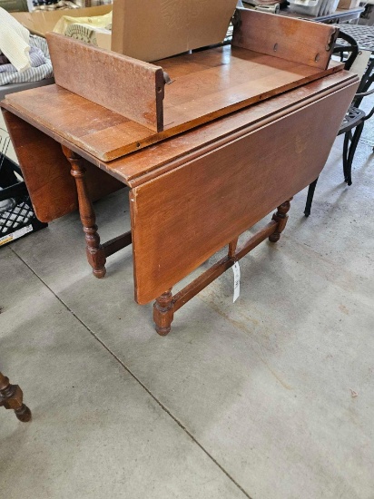 Dropleaf table with extra leaf