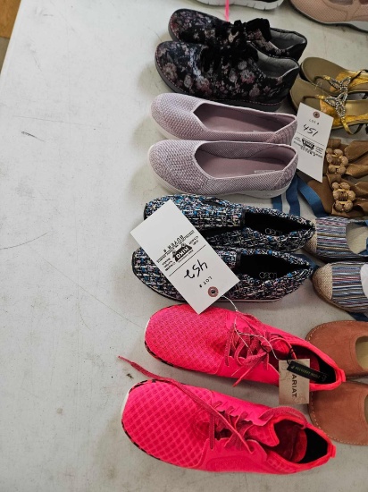 Lady's shoes, size 7, bid x 4