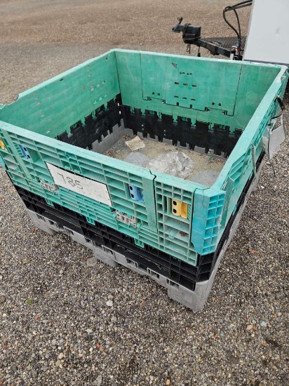 Plastic folding pallet bin