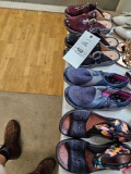 Lady's shoes, size 7, bid x 4