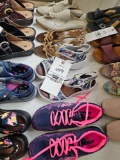 Lady's shoes, size 7, bid x 4