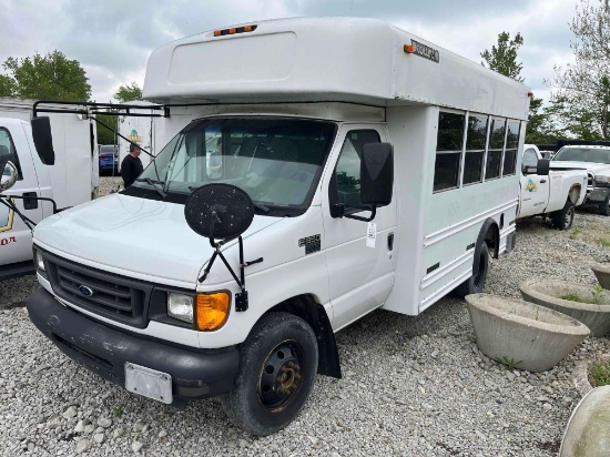 Indianapolis IN - 2004 Ford E-350 Bus