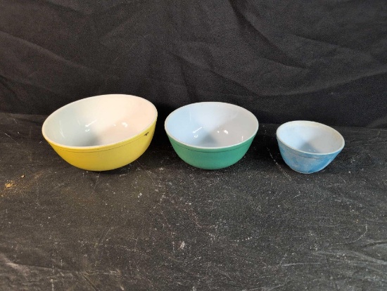 3 Piece vintage Pyrex mixing bowl set