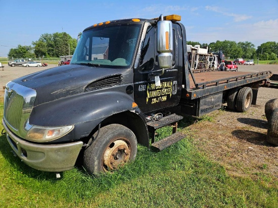 2002 International 4300 diesel tow roll off truck with tow bar