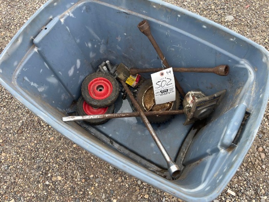 Lug Wrenches, Small Wheels, Plastic Tote
