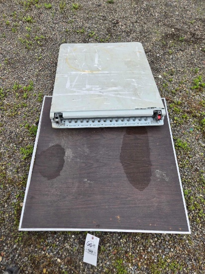 2 Folding Tables