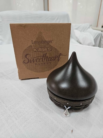 NIB 2009 Longaberger Hershey Kissess Sweetheart Basket with the recipe book