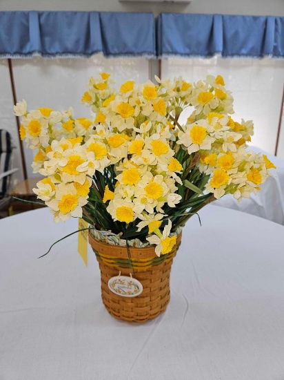 2008 Longaberger Daffodil Basket w/ Liner, Protector, & Artificial Daffodils