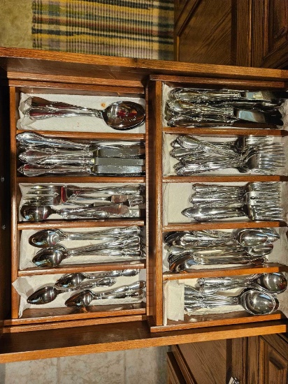 Oneida Stainless Flatware Set