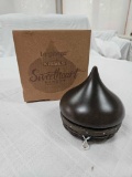 NIB 2009 Longaberger Hershey Kissess Sweetheart Basket with the recipe book