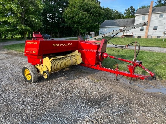 New Holland 315 square baler with belt thrower