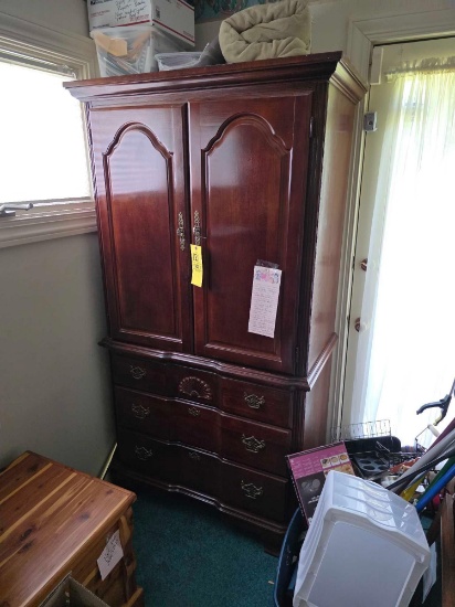 Upright Gentleman's Chest