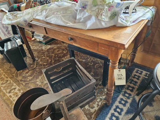 Kitchen table with 2 drawers