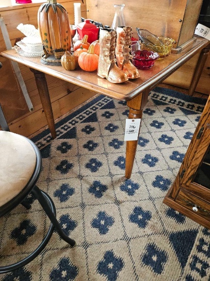 Dining table with 1 leaf