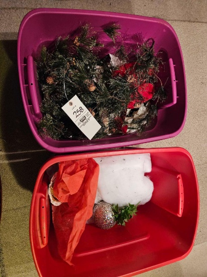 2 totes of decor
