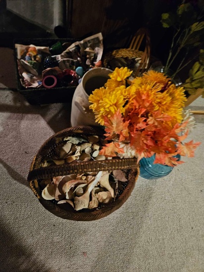 Sea shells, vases, decor