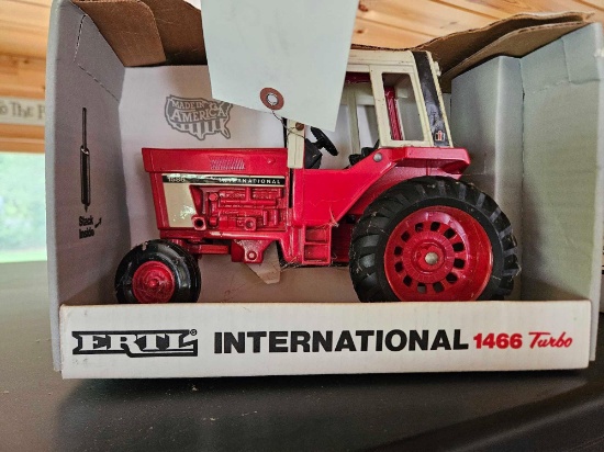 Ertl Int 1466 turbo tractor 1/16