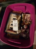 Tote of decor