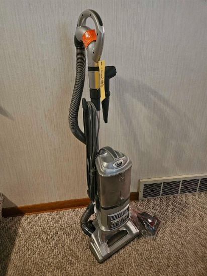 Shark Lift-Away Deluxe Vacuum