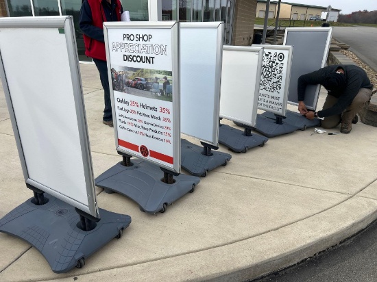 (8) movable signs | Online Auctions | Proxibid