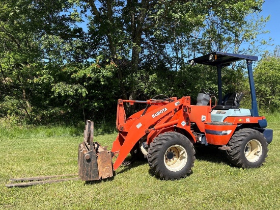 Kubota R520 Wheel Loader W/Fork and Bucket