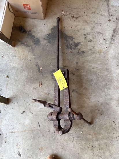 Blacksmith post leg vice