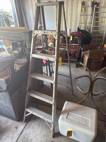 Aluminum step ladder
