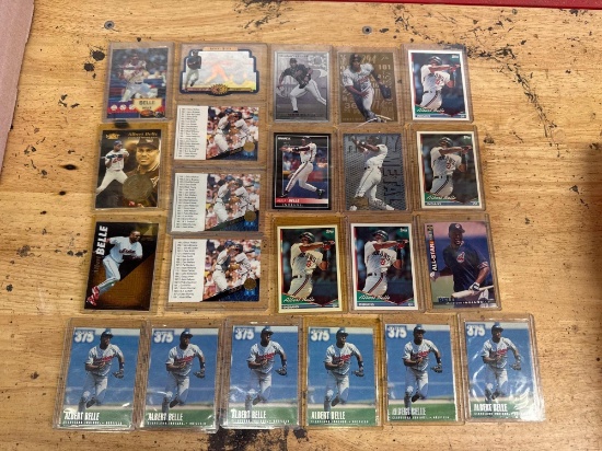 22 Albert Belle sports cards in plastic sleeves