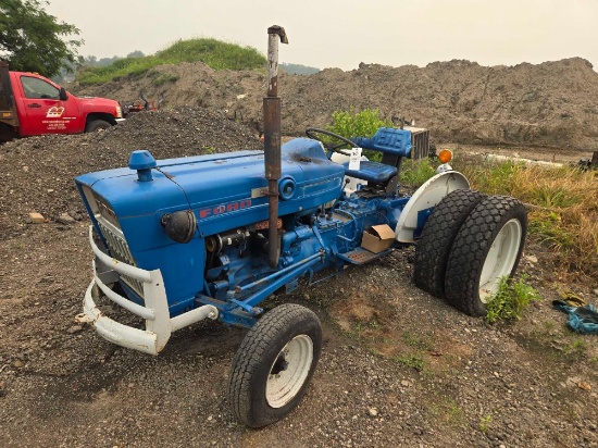 Ford 2000 w/ Dual turf tires, gas, runs, 4934hrs