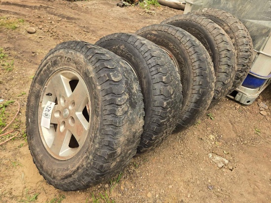 (5) Jeep rims with lt255/75r17 tires
