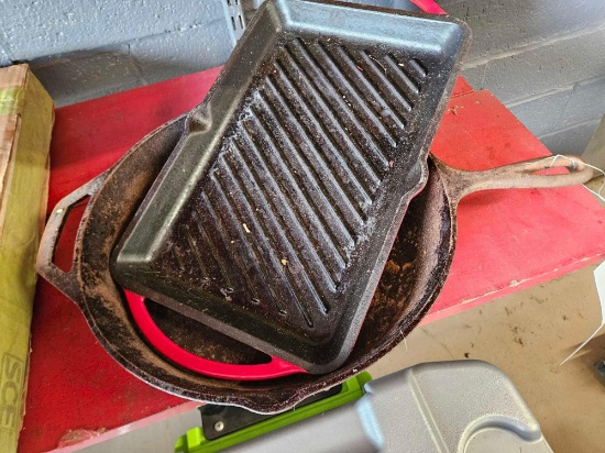 Cast iron cookware