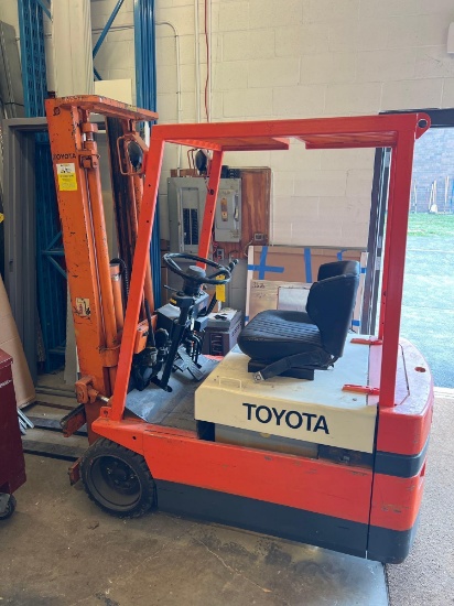 Toyota 3-Wheel Electric Lift Truck with GNB FER Charger 100
