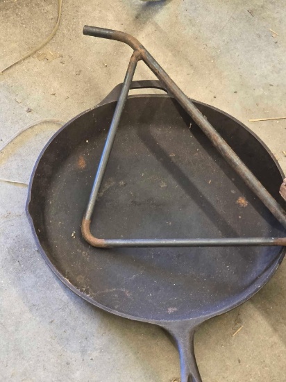 Large Lodge Skillet, Game Spreader
