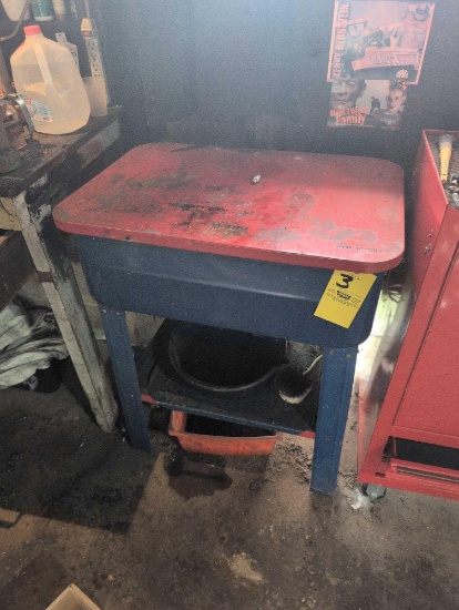 Parts washer with cleaner inside