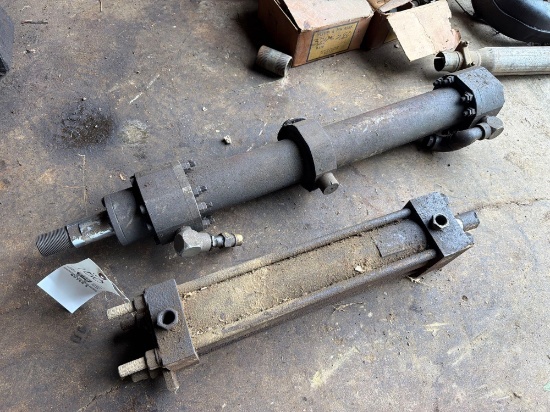 (2) hydraulic cylinders