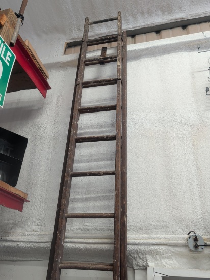 Wood extension ladder approx 28'