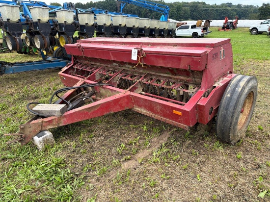 International model 5100 18 hole grain drill with grass seed