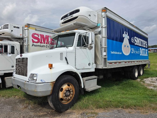 Peterbilt 330, Shows 708,086 Miles,Eaton Fuller 6Spd Manual Trans, with Kidron Box and Thermo King