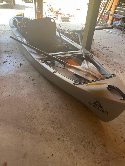 Ascend H12 canoe with seats and orrs
