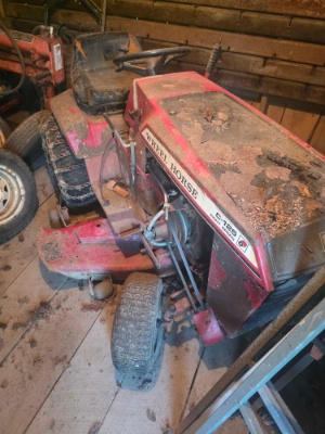 Wheel Horse Lawn Tractors as is